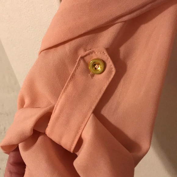 Peep-hole back Button up Blouse - Picture 4 of 5